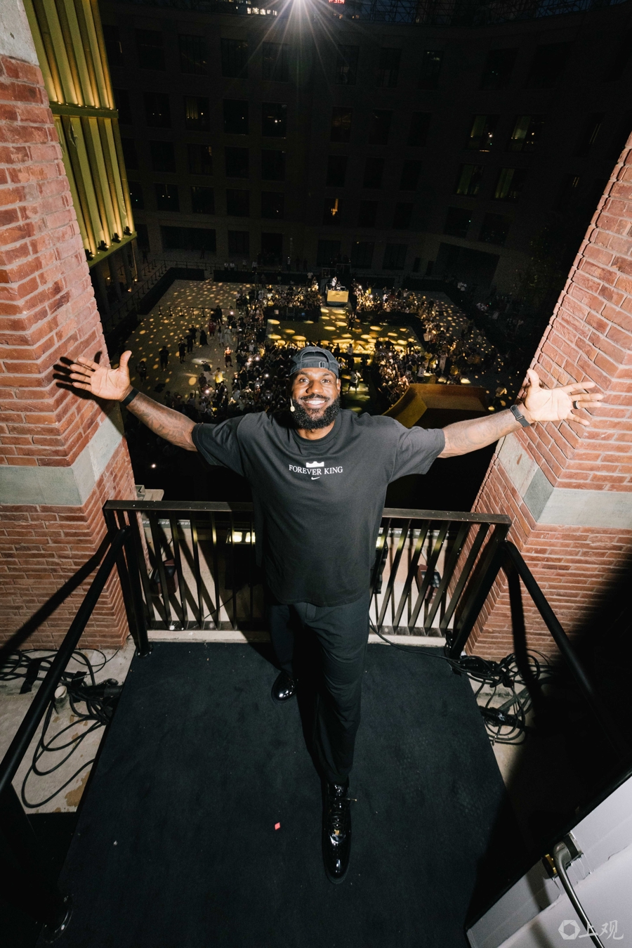 前NBA球星现身活动现场，吸引众多目光