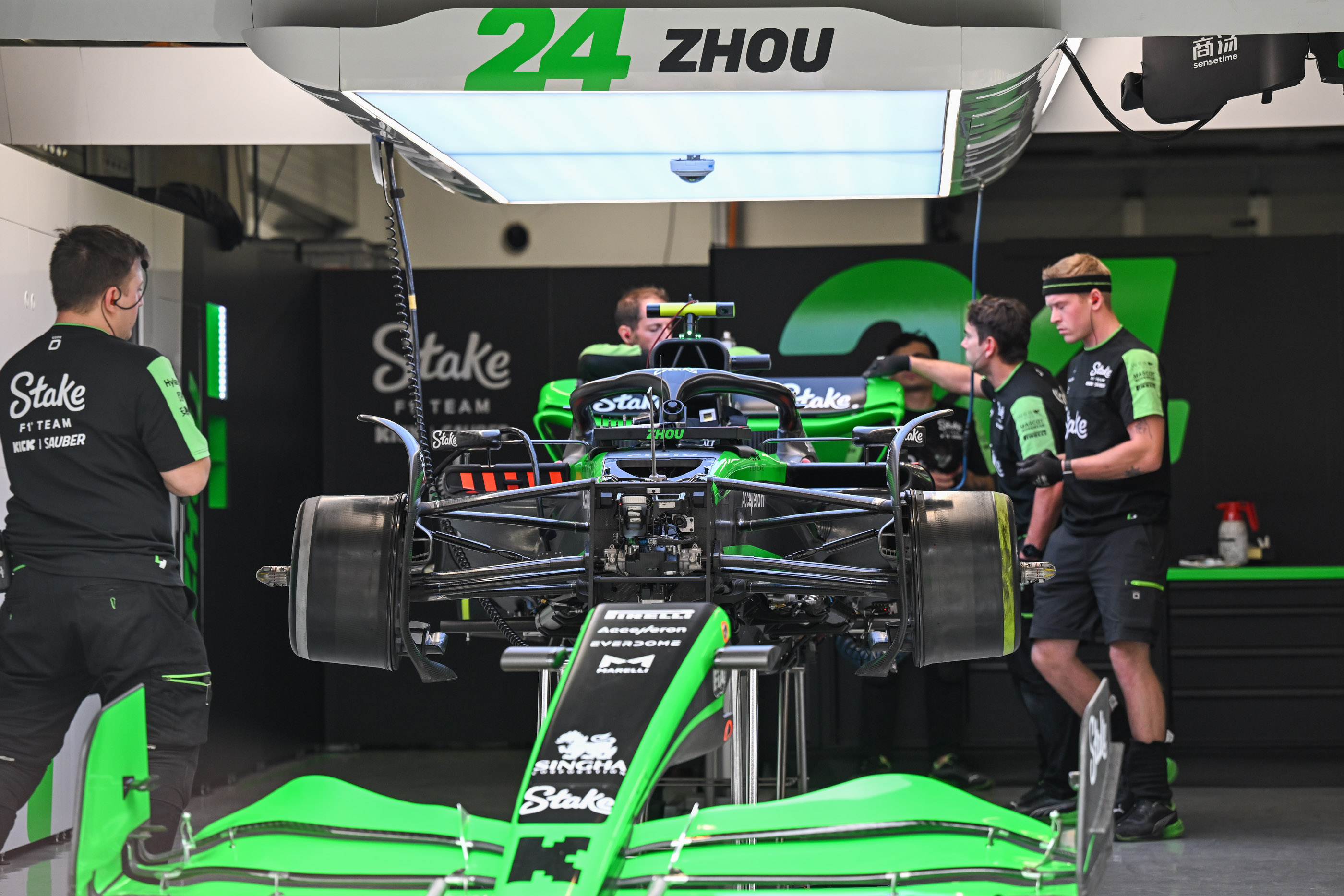 红牛车队险胜红牛二队，周冠宇高光表现